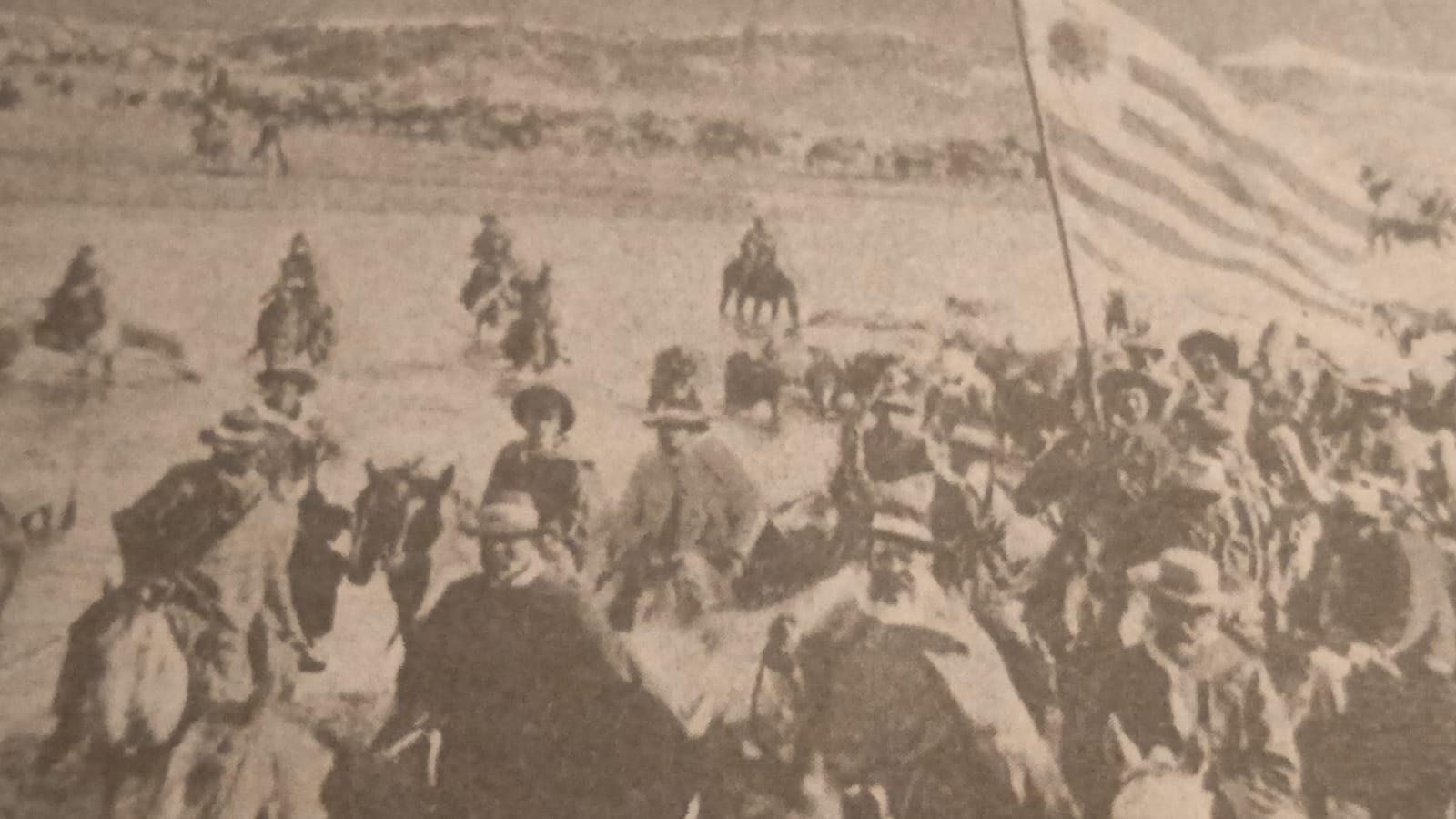 Fotografia historica de tropas y militantes